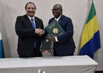 Michaël Moussa-Adamo et Mario Búcaro, ministres des Affaires étrangères du Gabon et celui du Guatemala
