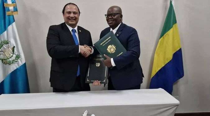 Michaël Moussa-Adamo et Mario Búcaro, ministres des Affaires étrangères du Gabon et celui du Guatemala