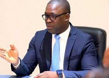 Le ministre de la Communication Rodrigue Mboumba Bissawou avec les directeurs généraux et responsables des entités sous tutelle