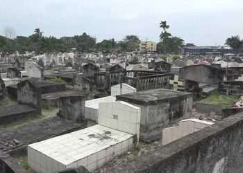 Elle a eu une partie de jambes en l'air puis s'est réveillée dans une cimetière