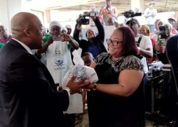 Le ministre de la Pêche Houangni Ambouroue recevant une part du poisson écaillé par les auto entrepreneurs gabonais au CAPAL