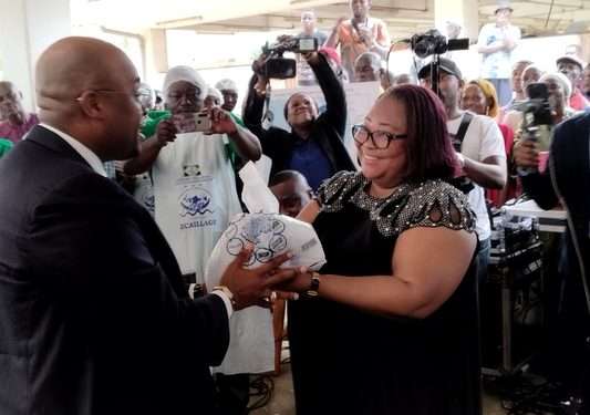 Le ministre de la Pêche Houangni Ambouroue recevant une part du poisson écaillé par les auto entrepreneurs gabonais au CAPAL