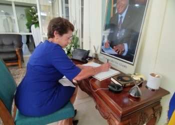 La Chargé d'Affaires, a.i. Ellen B. Thorburn des États-Unis signant le livre des condoléances en hommage au ministre Michaël Moussa Adamo de la part du monde diplomatique