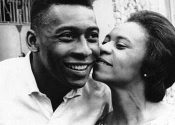 Pelé avec sa mère Céleste en mars 1965, elle n'a pas conscience qu'il est mort
