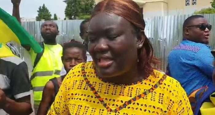 Mbina Chris Marlène avant qu'elle ne soit chassée du marché de Nzeng-Ayong pour avoir critiqué Ali Bongo