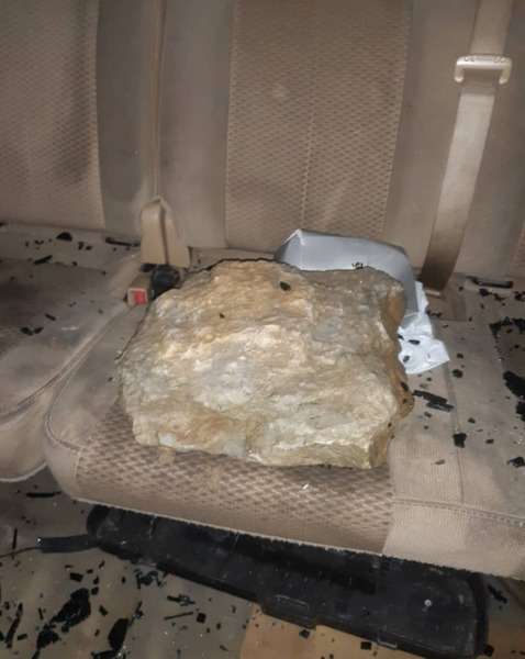 La voiture de l'opposant Bertrand Zibi a été vandalisée avec une grosse pierre pour récupérer le sac envoyé oar son père