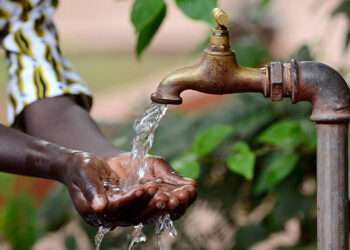 Distribution sélective d'eau à Ambowe par la SEEG