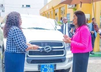 La ministre de la Justice, Erlyne Antonela Ndembet Damas remettant les clés des véhicules de service des magistrats