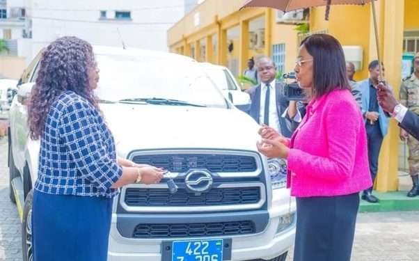 La ministre de la Justice, Erlyne Antonela Ndembet Damas remettant les clés des véhicules de service des magistrats