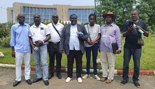 Quelques membres du bureau du CPEGL devant l'Assemblée nationale de Faustin Boukoubi pour fustiger l'attitude de l'ANBG