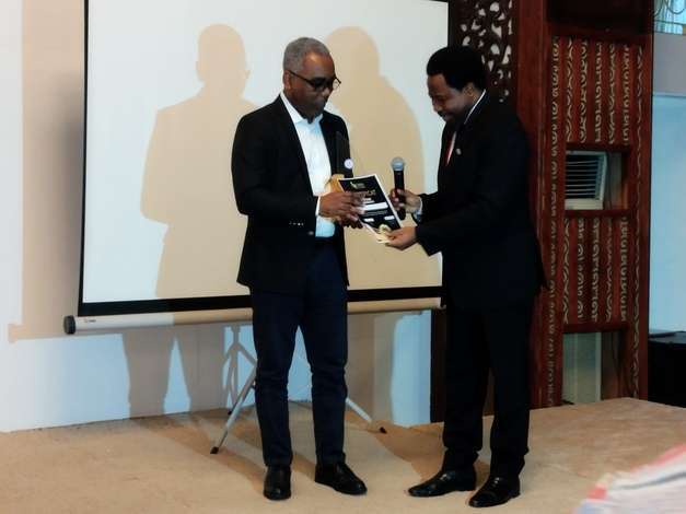 Le DG du Groupe Gabon Télévisions, Ali Reynald Radjoumba recevant l'Award du meilleur manager audiovisuel