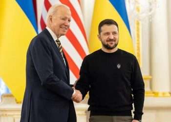 Joe Biden à Kiev à droite avec le Président russe, le Président ukrainien Volodymyr Zelensky, à droite