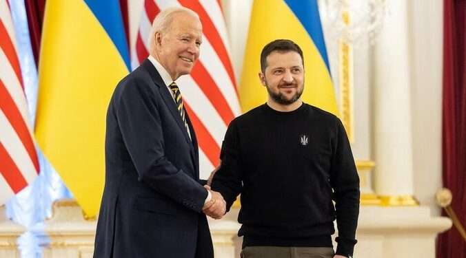 Joe Biden à Kiev à droite avec le Président russe, le Président ukrainien Volodymyr Zelensky, à droite