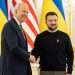 Joe Biden à Kiev à droite avec le Président russe, le Président ukrainien Volodymyr Zelensky, à droite