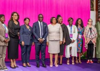 Les autorités et les panélistes venues au LinkedIn Local Libreville pour encourager le numérique pour l'autonomisation