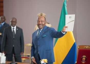 Le président Ali Bongo présentant le document des conclusions de la concertation politique