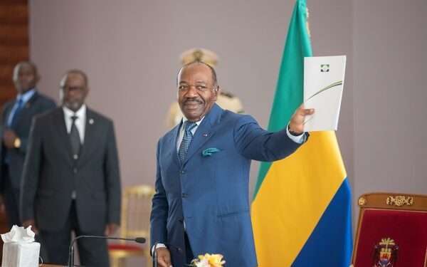 Le président Ali Bongo présentant le document des conclusions de la concertation politique