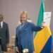 Le président Ali Bongo présentant le document des conclusions de la concertation politique