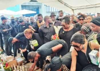 Hommage aux victimes du navire Esther Miracle par les articles