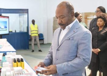 Le président Ali Bongo réceptionne des conteneurs des médicaments