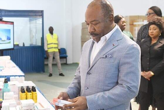 Le président Ali Bongo réceptionne des conteneurs des médicaments