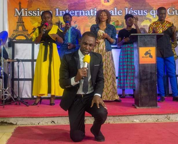 Le Pasteur Bertin en pleine adoration à l'église Centre Mission Internationale Jésus qui guérit 
