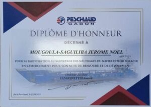 Le diplôme d'honneur reçu par le Commandant Noël Mougoula chef d'équipage du Céleste de Peschaud après avoir sauvé des personnes de Esther Miracle 