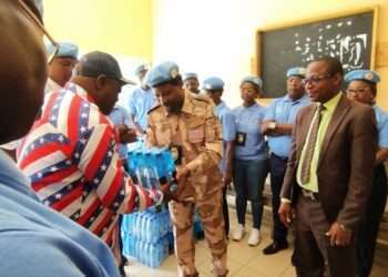 L'eau à la journée mondiale remise par la Conacce Chapelains au directeur de l'hôpital spécialisé de Nkembo
