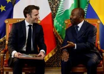 Emmanuel Macron a du mal à convaincre l'opposition et la société civile gabonaise sur son soutien à Ali Bongo Ondimba