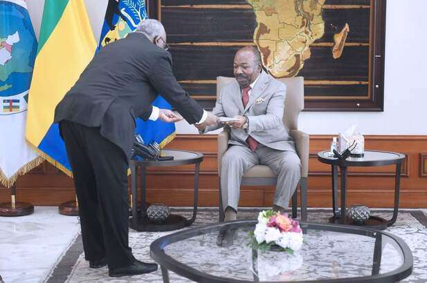 Ministre camerounais des Relations extérieures, Lejeune Mbella Mbella remettant le message de Paul Biya à Ali Bongo Ondimba 