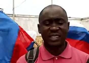 Peter Brady Akewa lors de la marche pro russe à Port-Gentil