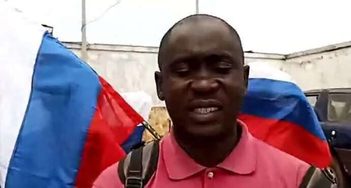 Peter Brady Akewa lors de la marche pro russe à Port-Gentil