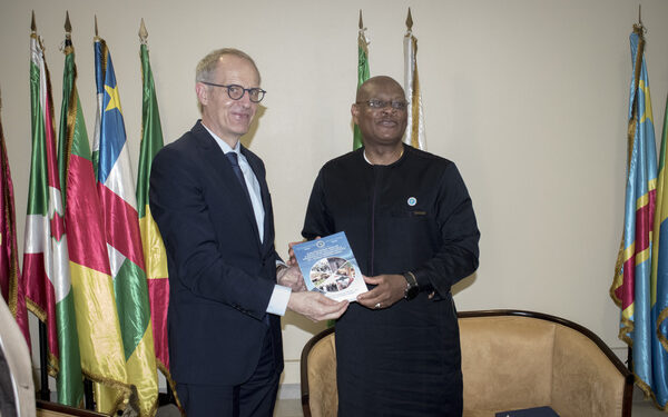 Le président de la CEEAC à droite, Gilberto Da Piedade Verissimo et Paul Coustere, le directeur régional UNESCO à gauche @D.R