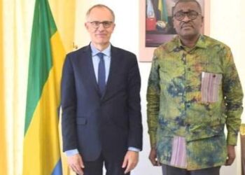 Le ministre Jean Pierre Doukaga Kassa (à droite) et Paul Coustere, le directeur régional de l'UNESCO