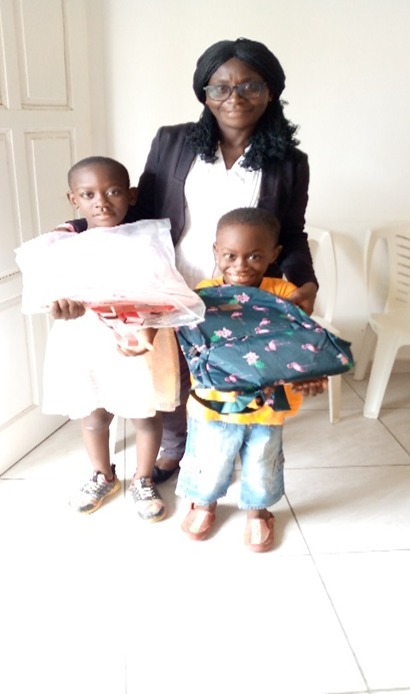 Une responsable Setrag et les enfants 