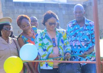 Le député Atsame Bekale Aline Clémence coupant le ruban pour l'inauguration du pont au Pk11 Bizango Rails
