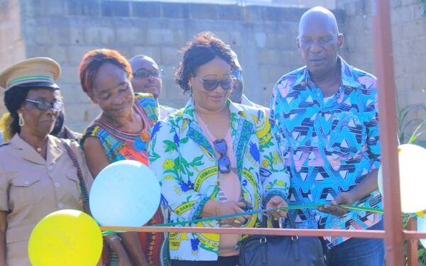 Le député Atsame Bekale Aline Clémence coupant le ruban pour l'inauguration du pont au Pk11 Bizango Rails