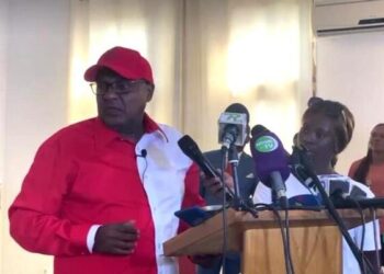 Akure-Davain présentant son nouveau parti politique Les Démocrates libres