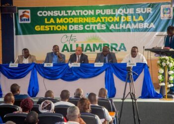 Le DG de la SNI Hermann Kamonomono devant la presse