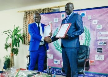 Le président du CPPPL, Thierry Mebale Ekouaghe et le président de EM-Gabon Université, le Pr Franck Idiata lors de la signature de convention de partenariat