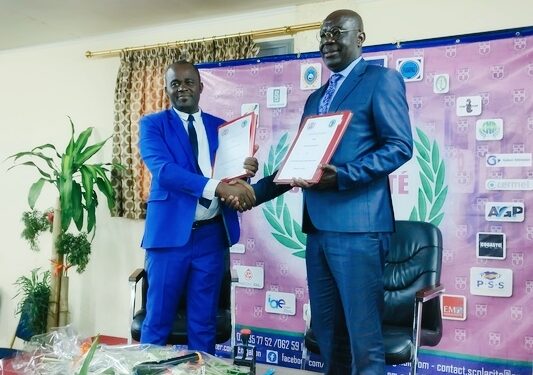 Le président du CPPPL, Thierry Mebale Ekouaghe et le président de EM-Gabon Université, le Pr Franck Idiata lors de la signature de convention de partenariat