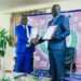 Le président du CPPPL, Thierry Mebale Ekouaghe et le président de EM-Gabon Université, le Pr Franck Idiata lors de la signature de convention de partenariat