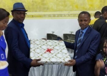 Dr Pambou Sosthène recevant un cadeau à son jubilé