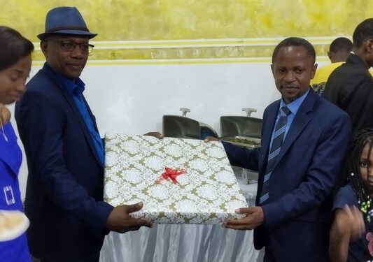 Dr Pambou Sosthène recevant un cadeau à son jubilé