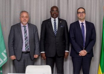 La délégation de la Banque mondiale qui a rendu visite au ministre Yves Fernand Manfoumbi l'entoure