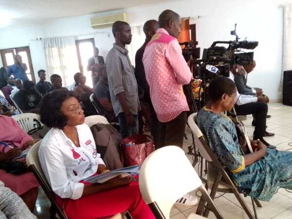 Les journalistes lors de la conférence de presse du président du Fer, Bonaventure Nzigou Manfoumbi 