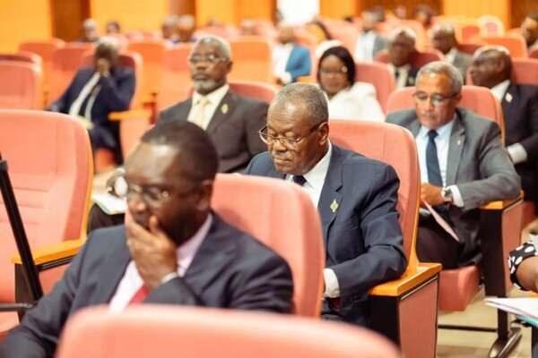 Yves Fernand Manfoumbi devant le Sénat