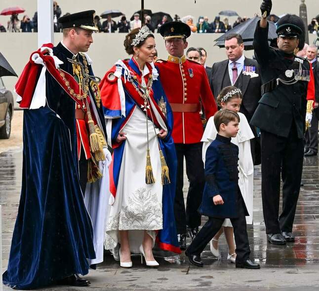 Le prince William, son épouse Kate Middleton, la princesse Charlotte et Louis à leur arrivée au Charles III et Camilla couronnés