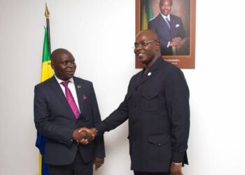 Les deux ministres du Commerce, le Gabonais, Yves Fernand Manfoumbi (à droite) et son homologue le Malawite, Simplex Chithyola Banda, à gauche
