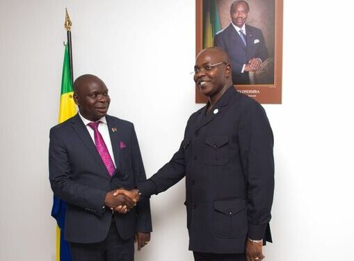 Les deux ministres du Commerce, le Gabonais, Yves Fernand Manfoumbi (à droite) et son homologue le Malawite, Simplex Chithyola Banda, à gauche